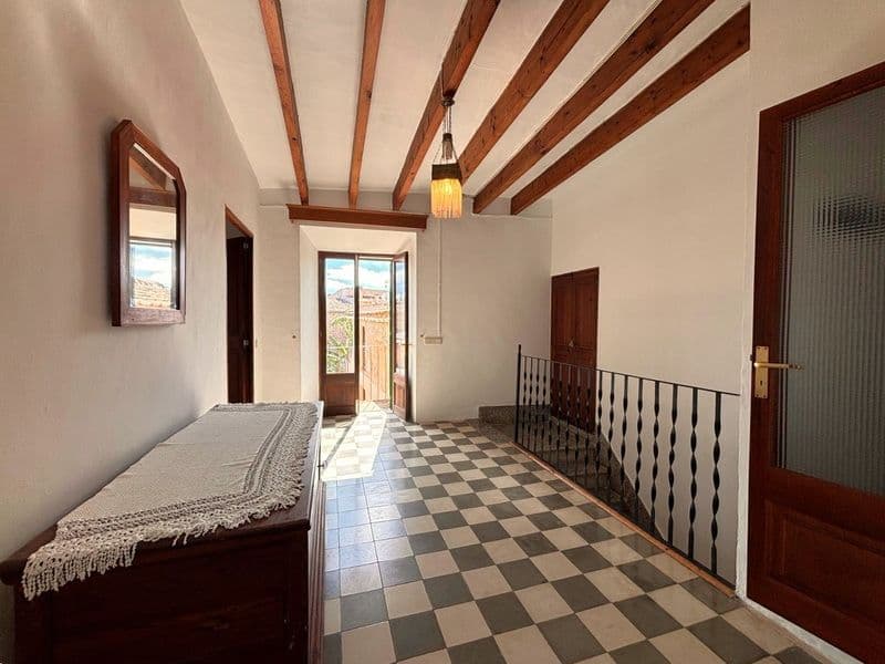 Une maison de village unique et authentique, aux détails soignés, avec garage et patio, située au cœur de Santanyi.