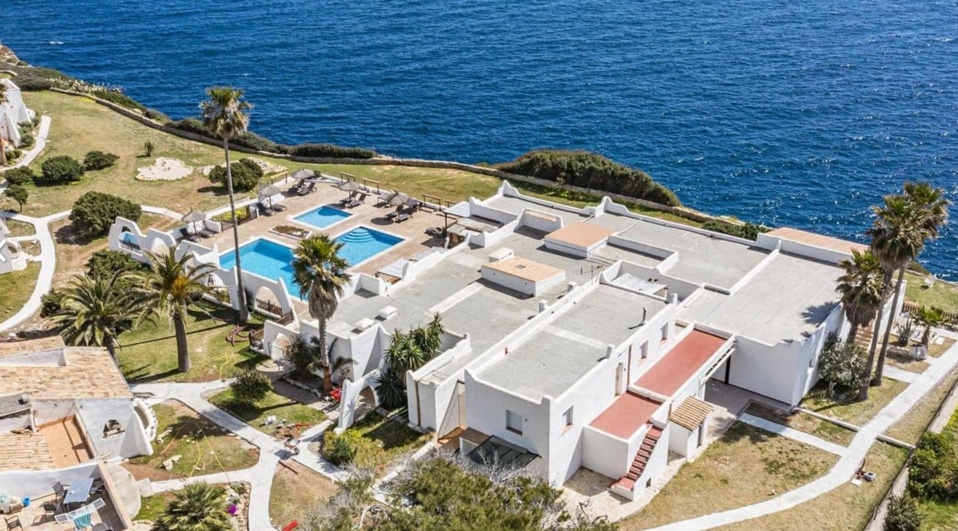 Complejo de 10 apartamentos con piscina y local comercial junto al mar en Cala Serena – foto principal