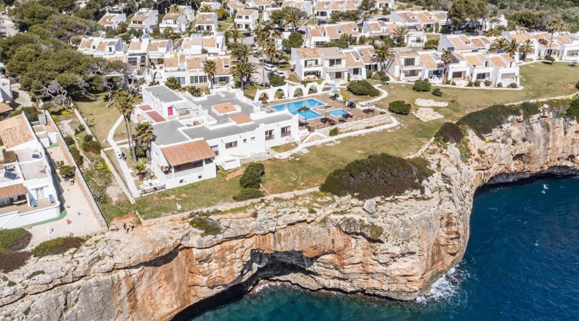 Complejo de 10 apartamentos con piscina y local comercial junto al mar en Cala Serena – foto 2