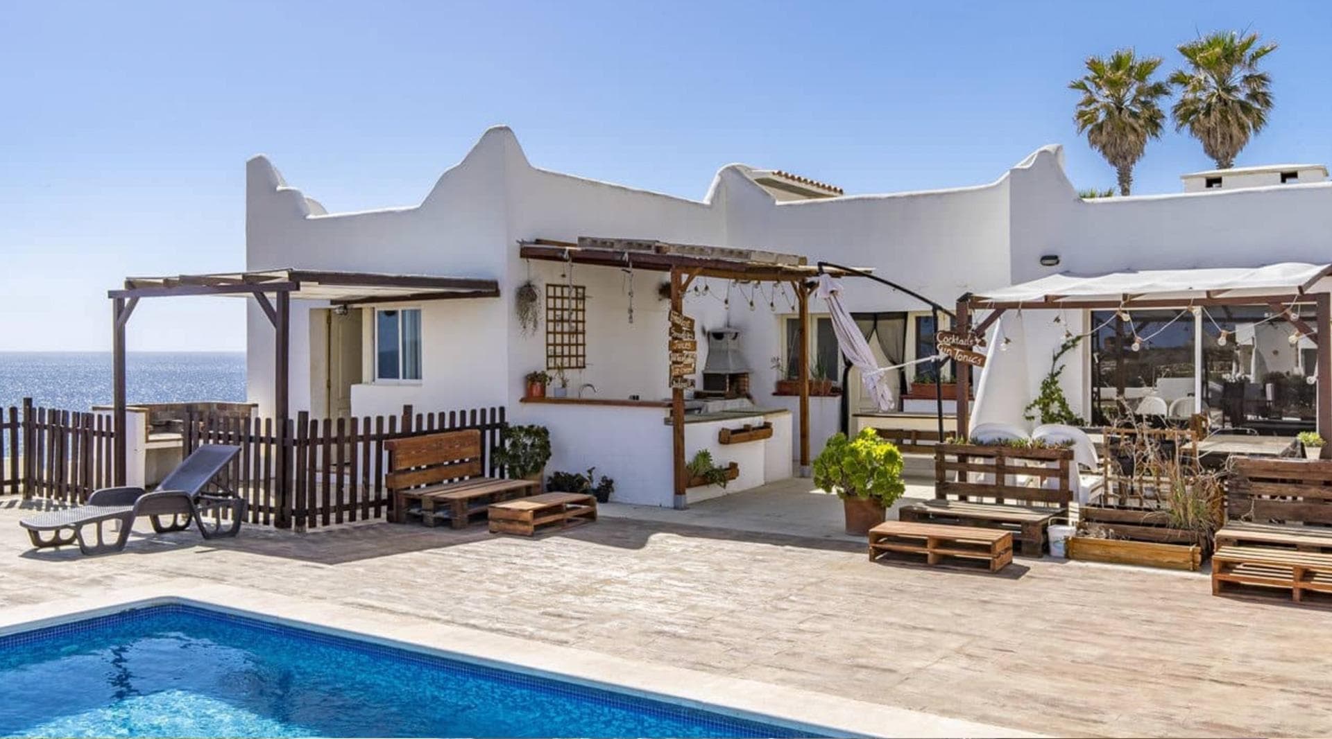 Complejo de 10 apartamentos con piscina y local comercial junto al mar en Cala Serena – foto 3