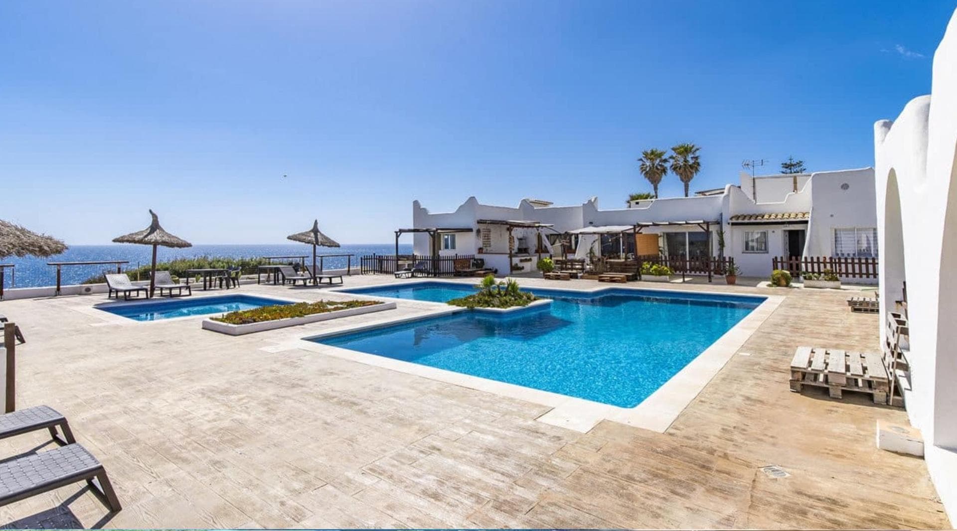 Complejo de 10 apartamentos con piscina y local comercial junto al mar en Cala Serena – foto 4