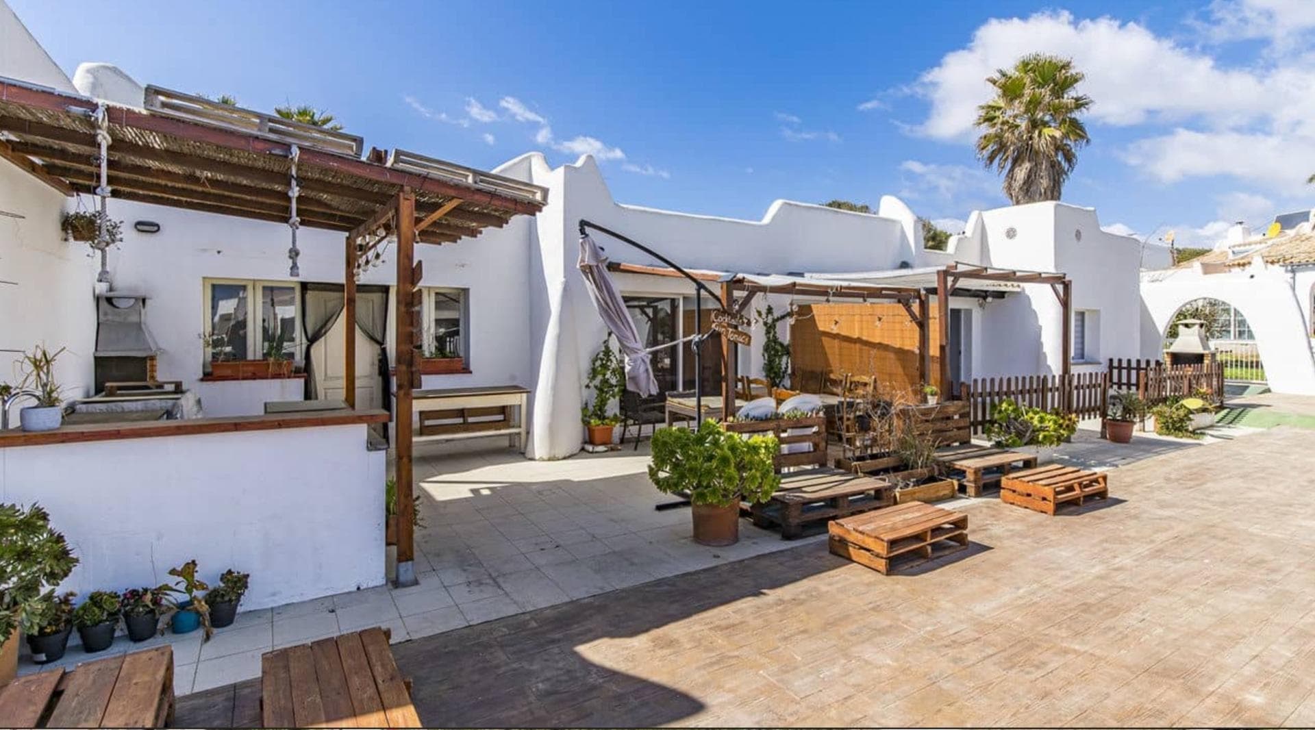 Complejo de 10 apartamentos con piscina y local comercial junto al mar en Cala Serena – foto 5