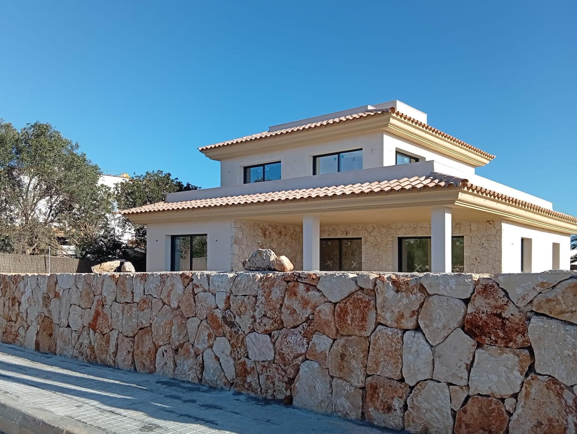 Espectacular chalet de obra nueva con piscina y vistas al mar en Cala Llombards