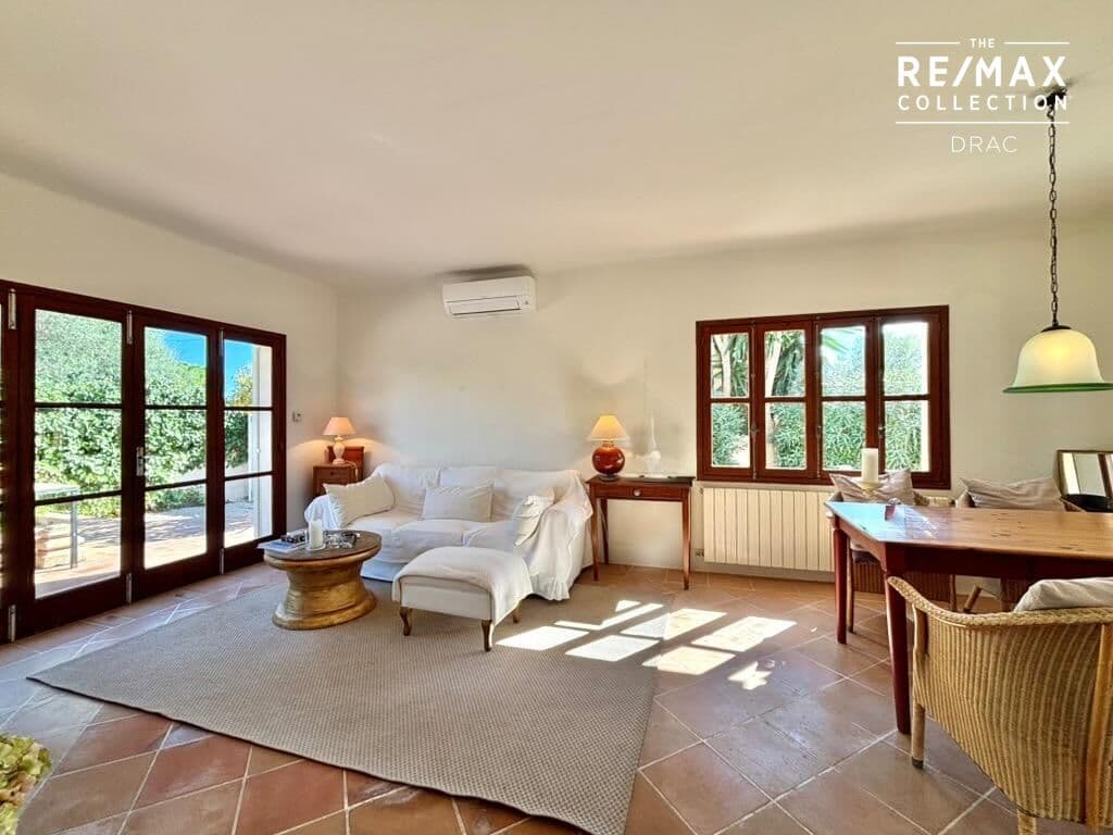 NO largo plazo, solo por meses! Encantadora casa de estilo mediterráneo con calefacción terrazas, jardín y a solo 1 minuto a pie del mar. – foto 2