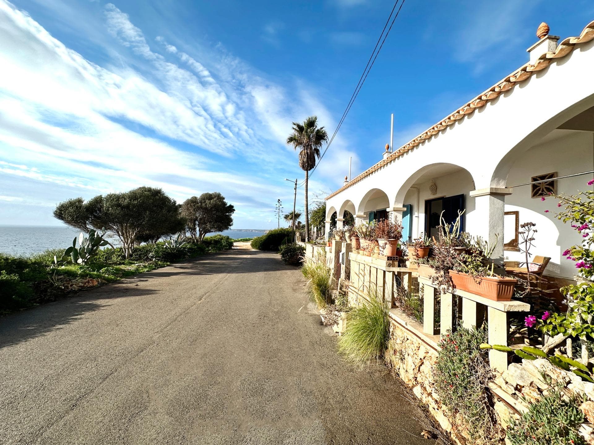 Chalet con vistas infinitas al mar, licencia vacacional y piscina en Cala Figuera