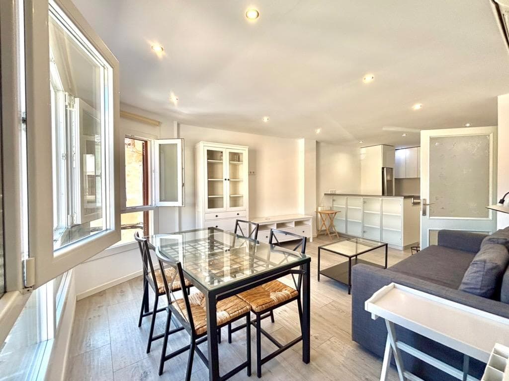 Bonito luminoso piso, amueblado, reformado con balcón y amplio garaje, céntrico en Santanyi