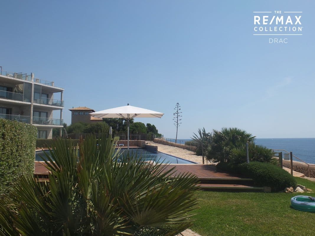 Exclusivo Apartamento en Primera Línea de Mar – Residencial con Jardines y Piscinas