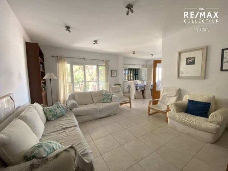 Bonito amplio piso amueblado en primera planta, en segunda línea del mar, con piscina comunitaria en Porto Colom