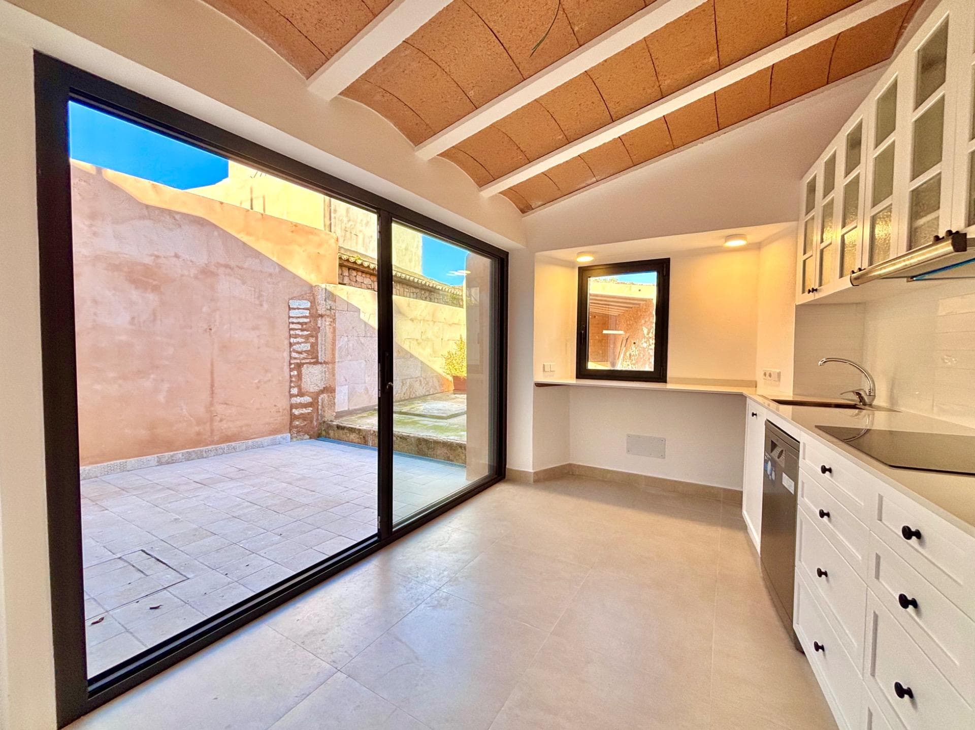 Luminosa planta baja totalmente reformada para estrenar con Patio en Es Llombards.