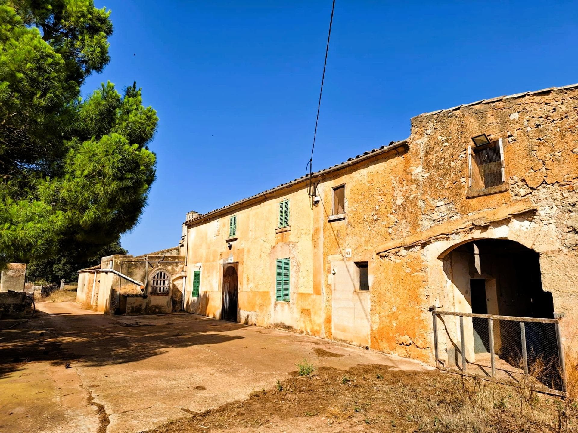 Auténtica Finca Mallorquina en Son Valls: Un Lienzo Histórico con Vistas a San Salvador