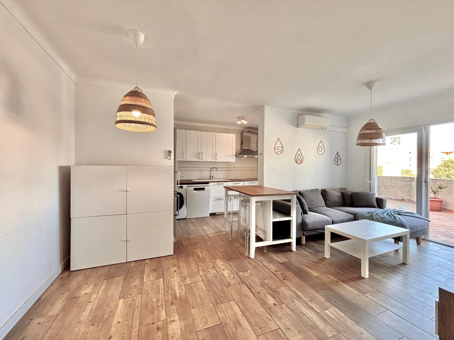 Luminoso y moderno piso reformado situado en primera planta, en pleno centro de Santanyí, con excelente ubicación cerca de parada de autobús, colegio y supermercado. La vivienda se distribuye en: