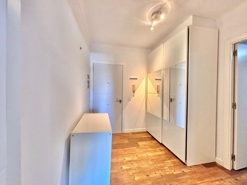 Luminoso y moderno piso reformado situado en primera planta, en pleno centro de Santanyí, con excelente ubicación cerca de parada de autobús, colegio y supermercado. La vivienda se distribuye en: – foto 2