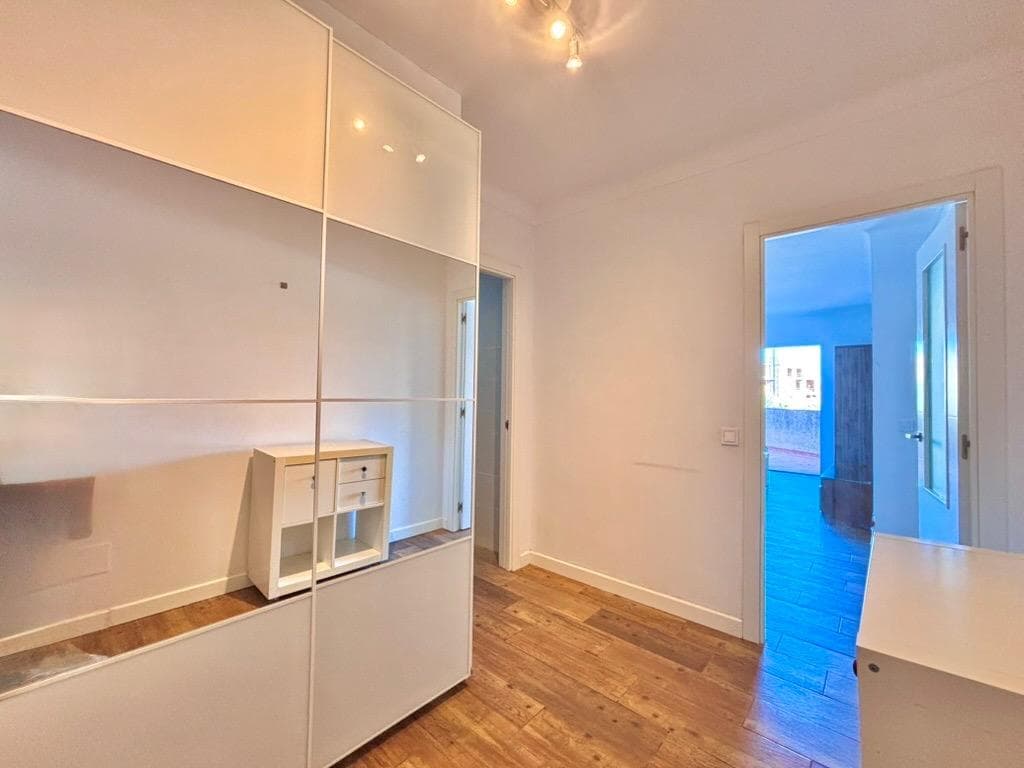 Luminoso y moderno piso reformado situado en primera planta, en pleno centro de Santanyí, con excelente ubicación cerca de parada de autobús, colegio y supermercado. La vivienda se distribuye en: – foto 4